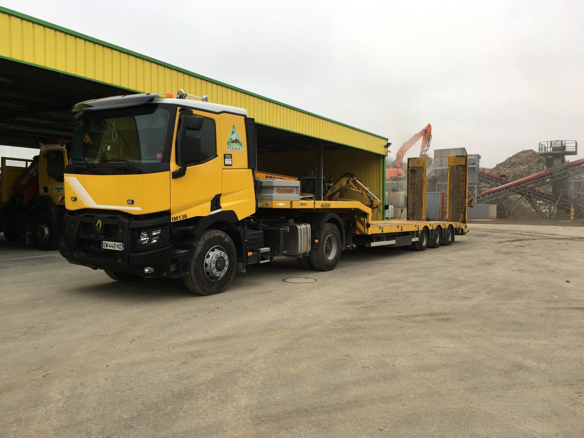 Camion de l'entreprise PERMAT, en partenariat avec VERGNAIS