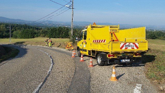 Employés de la société Vergnais réalisant un fauchage manuel de la chaussée