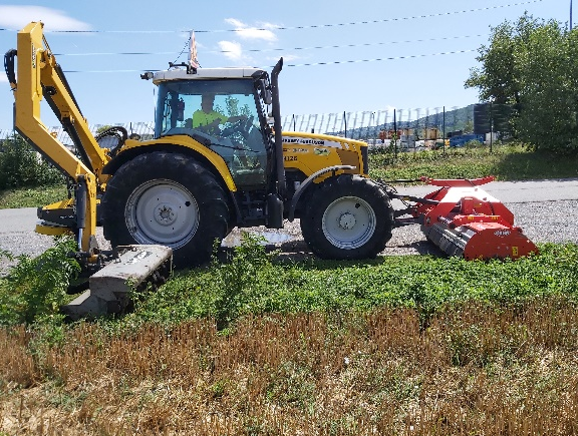 Tracteur agricole équipé d'un appareil de fauchage mécanique