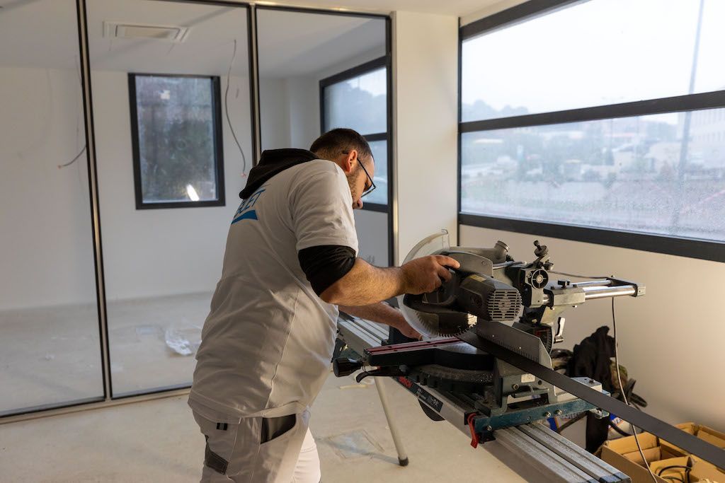 Découpe de la structure en aluminium de la cloison