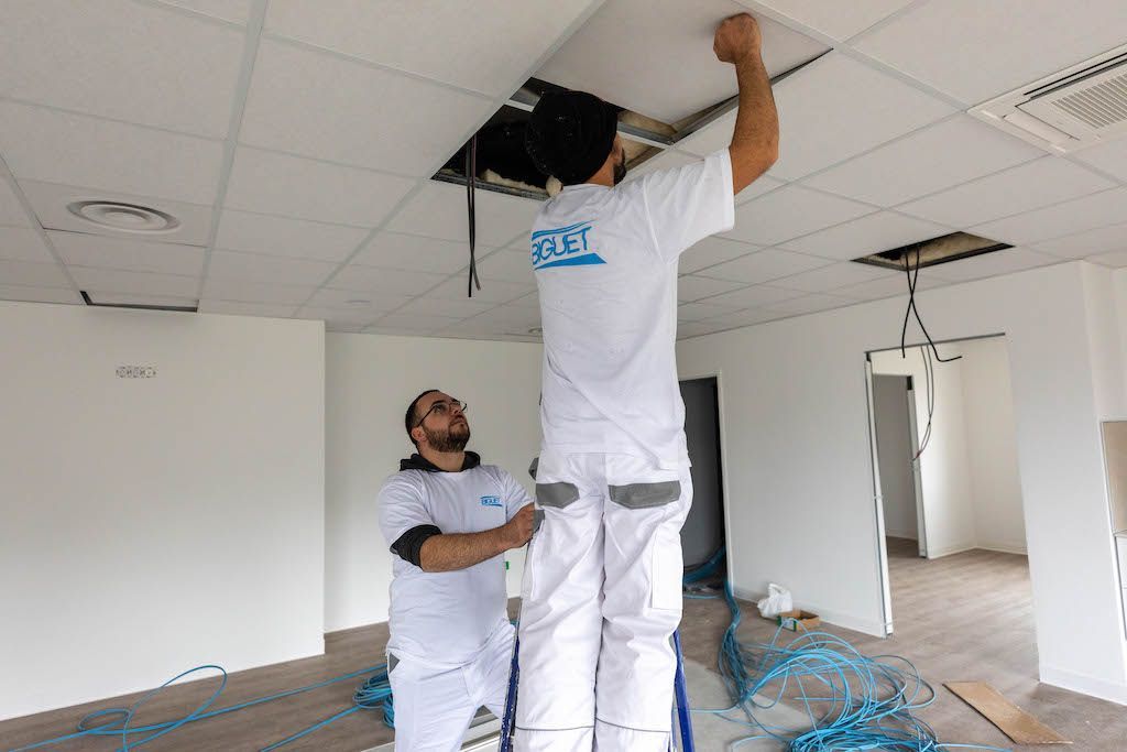 Pose de dalles de faux plafond