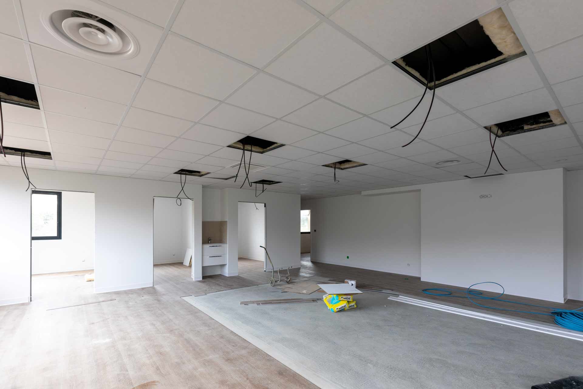 Travaux de pose de cloisons acoustiques