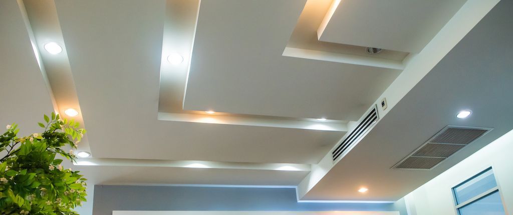 Plafond suspendu décoratif avec spots lumineux intégrés