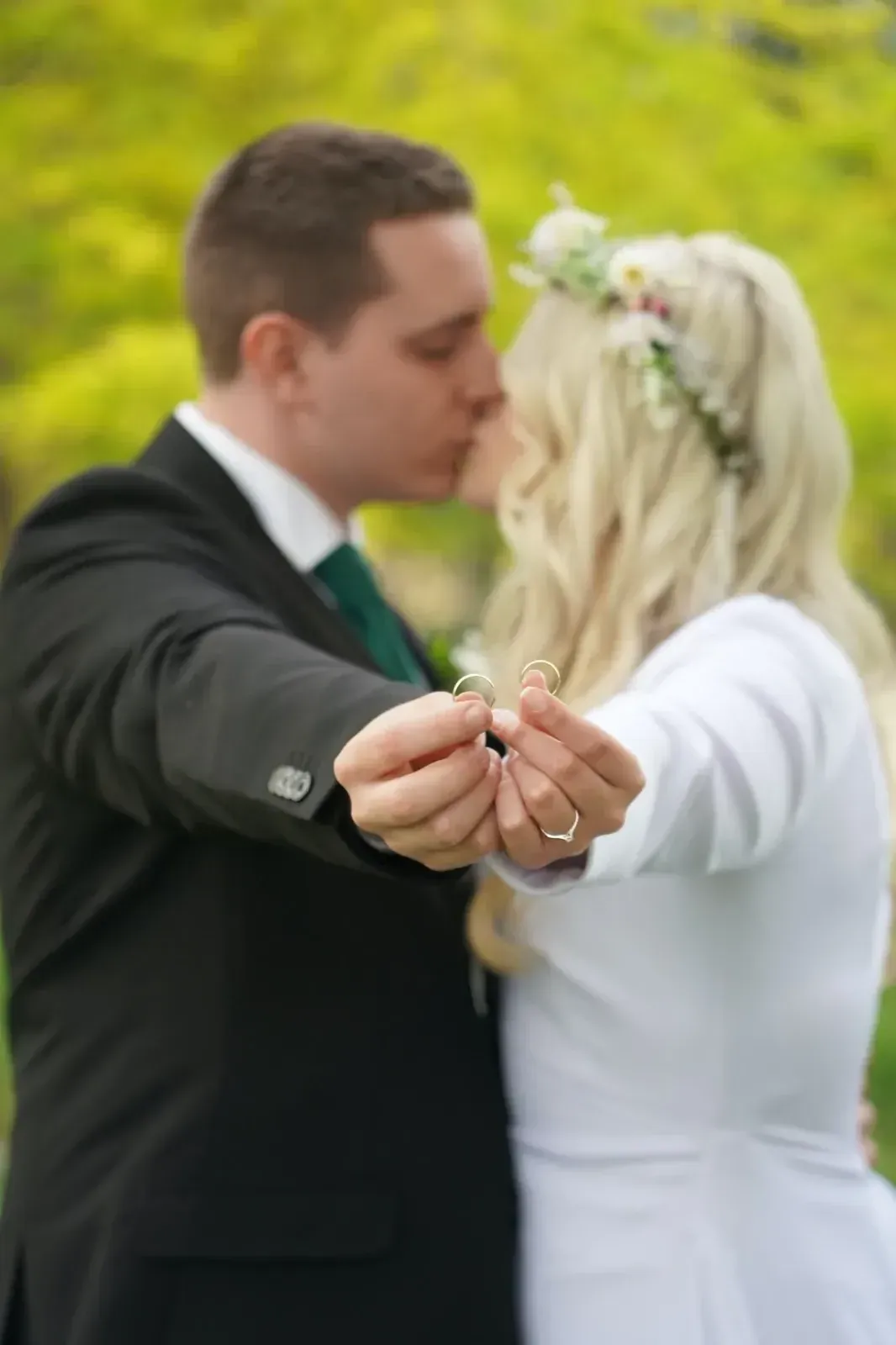 Pareja intercambiando anillos durante una ceremonia de boda al aire libre.