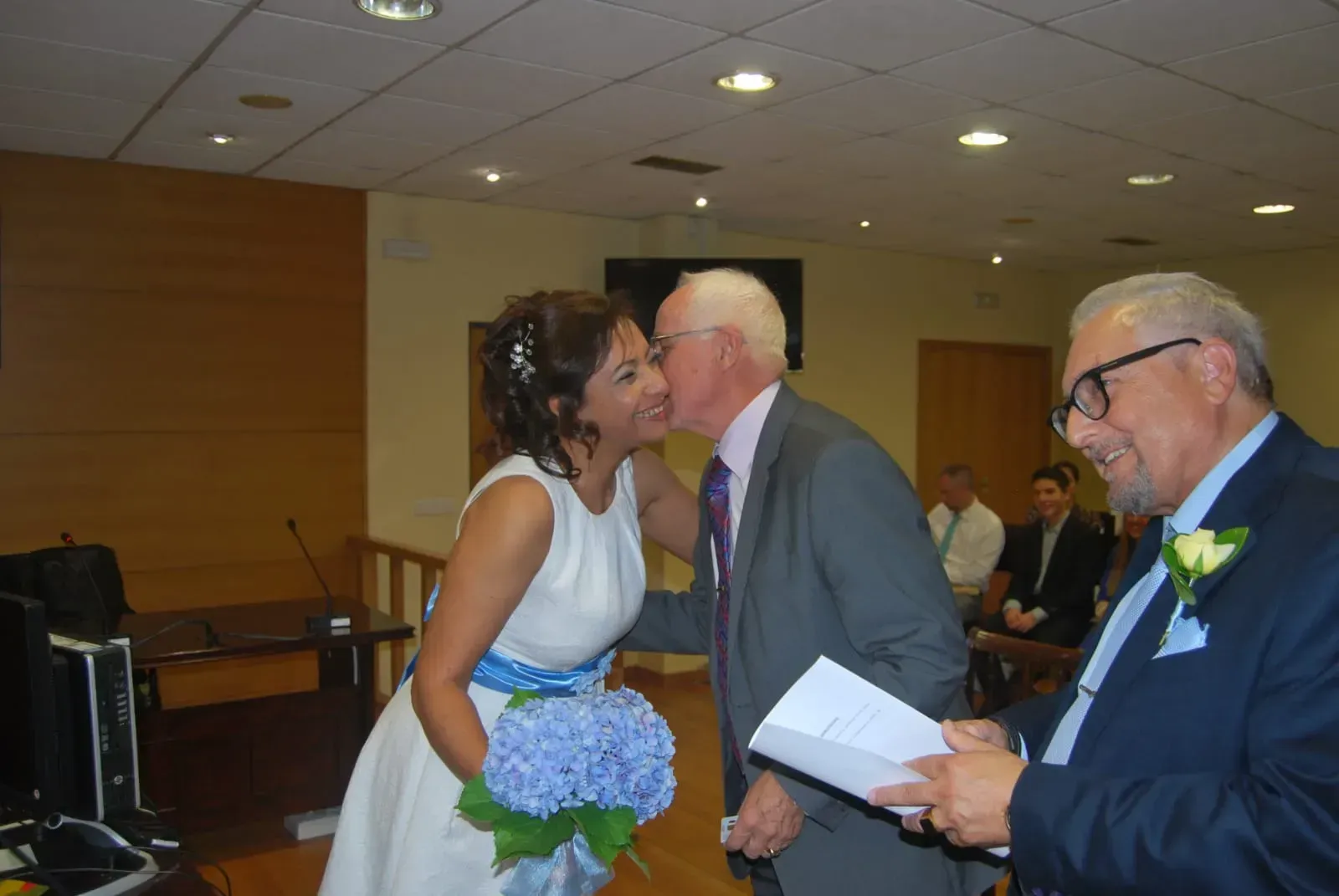 Los invitados a una boda se saludan en un salón de banquetes