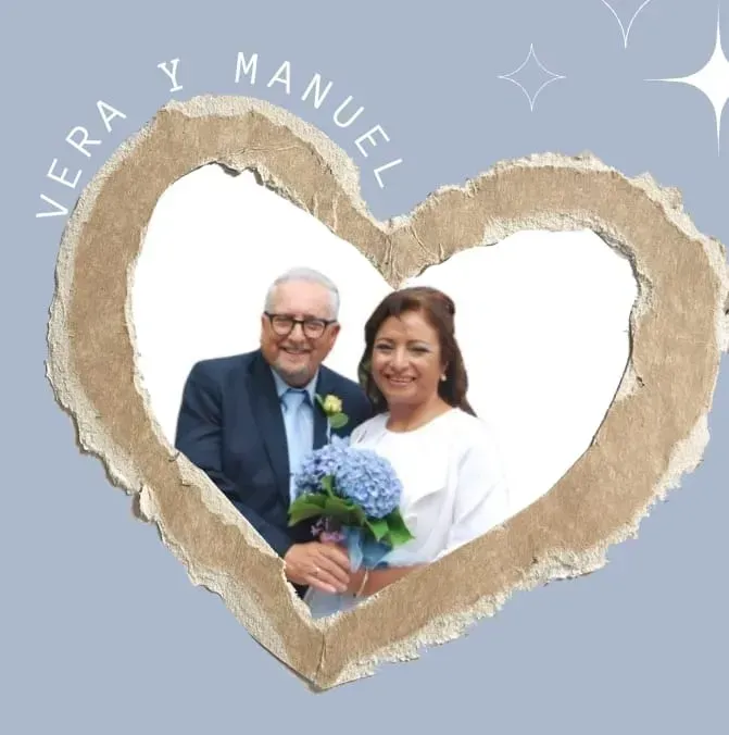 Pareja posando en un marco dorado en forma de corazón con los nombres “Vera y Manuel” encima.