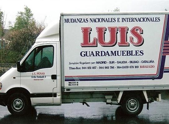 Un camión blanco con la palabra Luis en el costado.