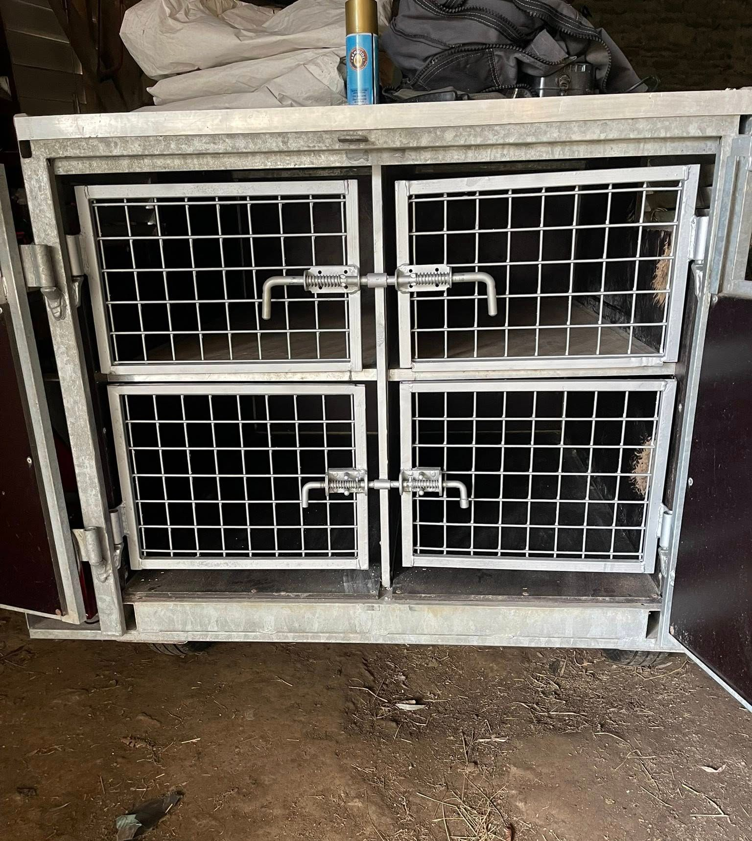 2 portillons d'une remorque de chasse