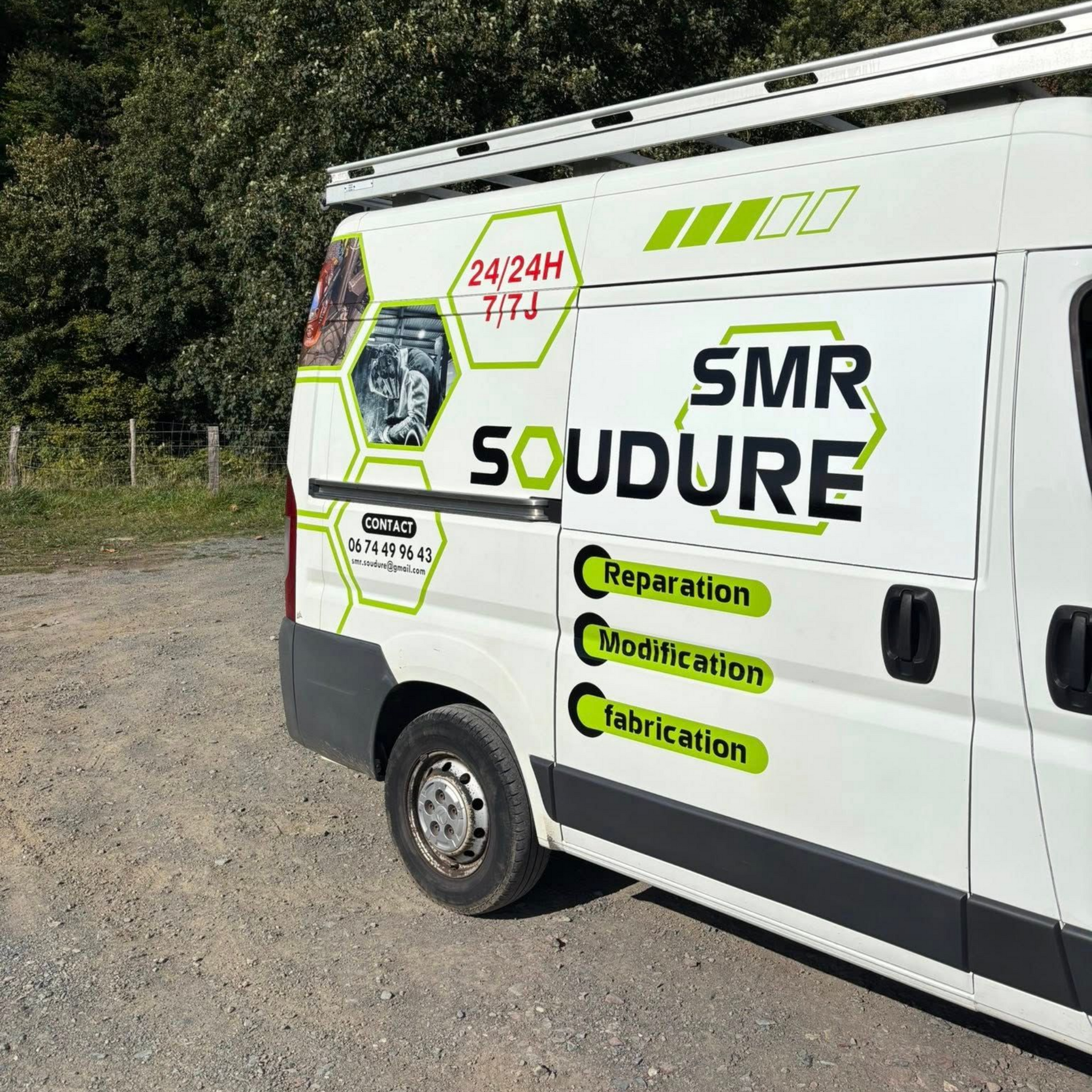 Fourgonnette de SMR Soudure blanche avec des touches de vert.
