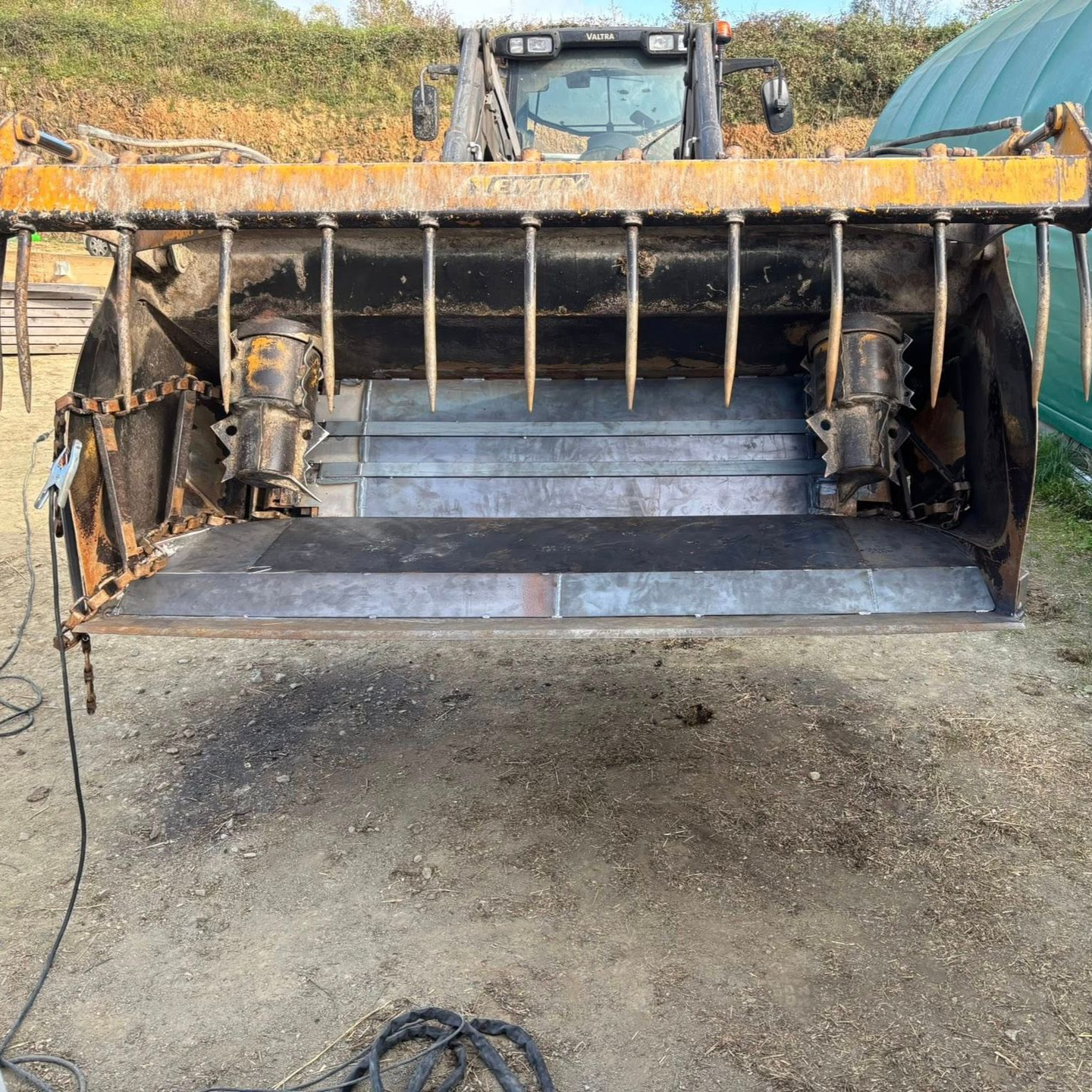 Godet rénové avec un habillage en métal.