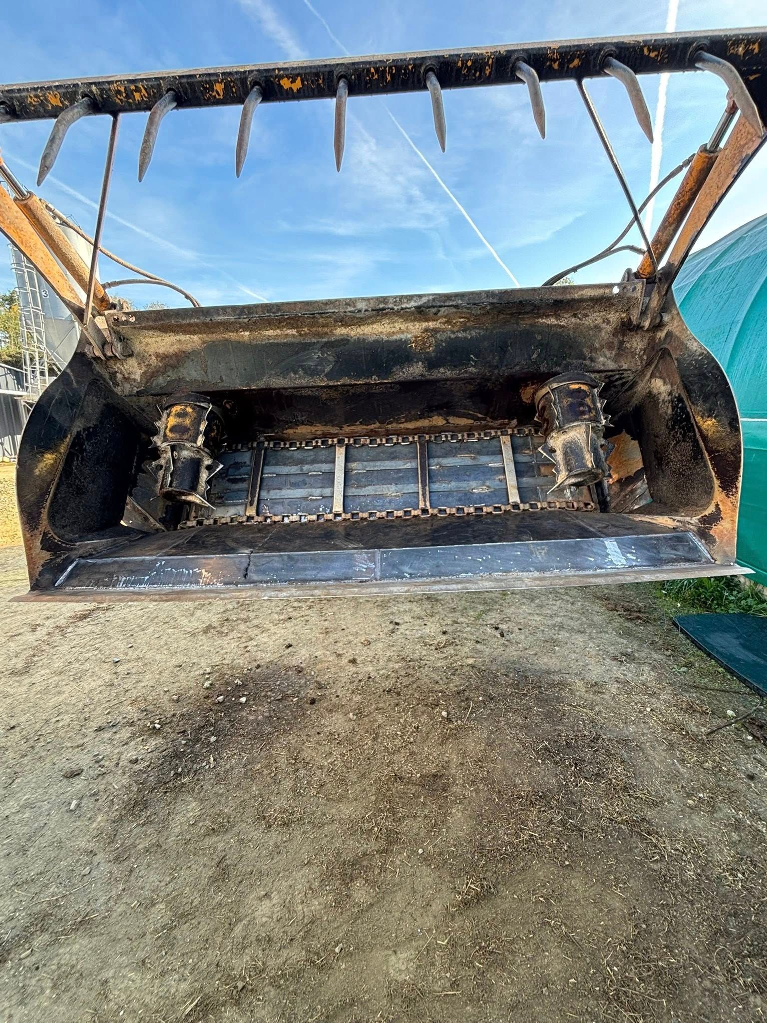 Vue de face d'un godet de tracteur.