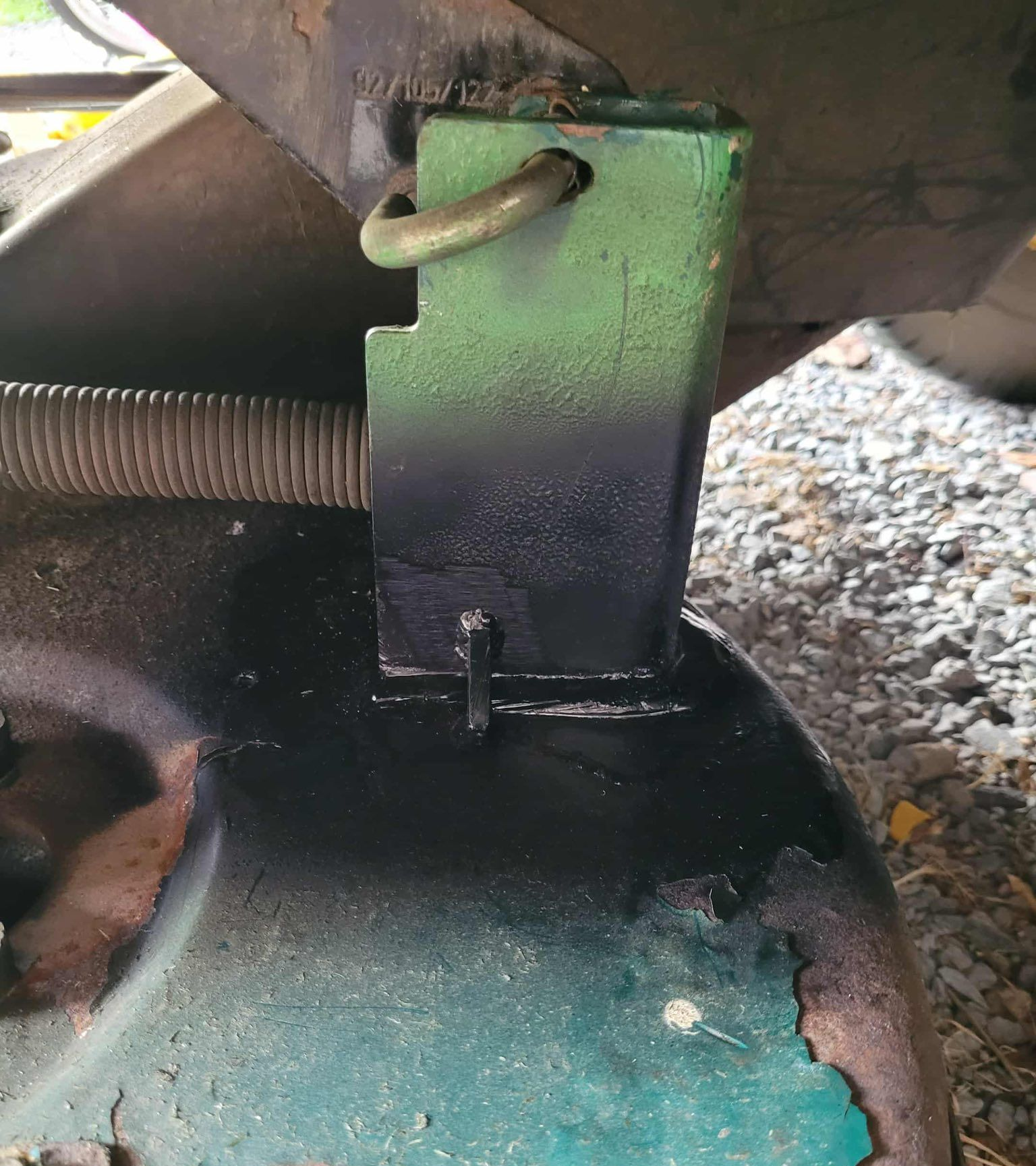 Plateau de coupe peint en vert et noir avec support métallique maintenant un anneau.