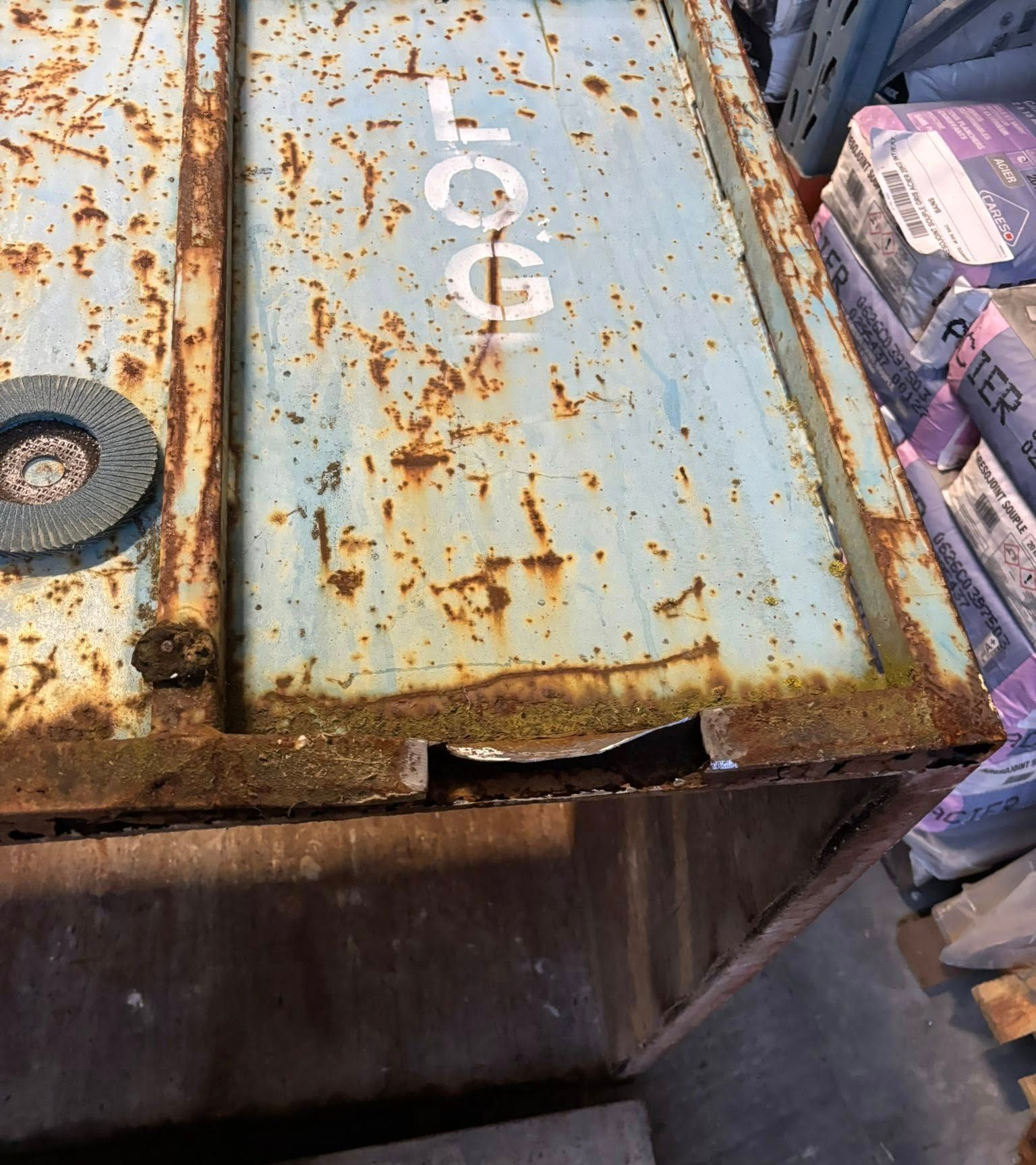 Conteneur métallique rouillé, bleu clair.