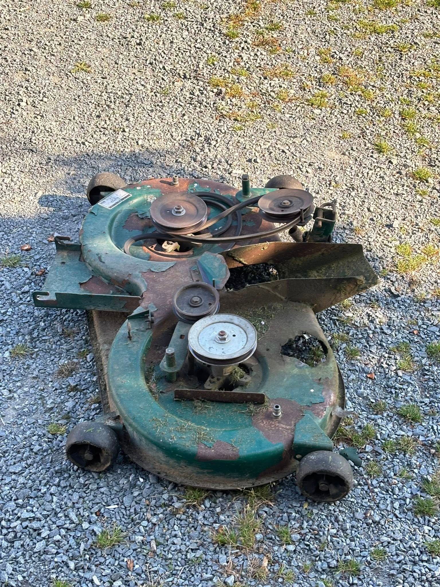 Plateau de coupe vert cassé.