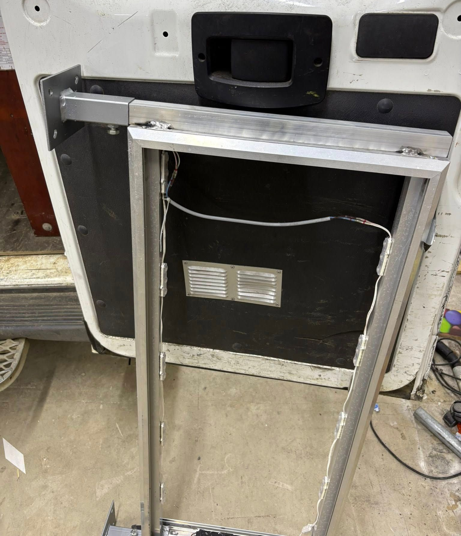 Un support en aluminium pour de la publicité