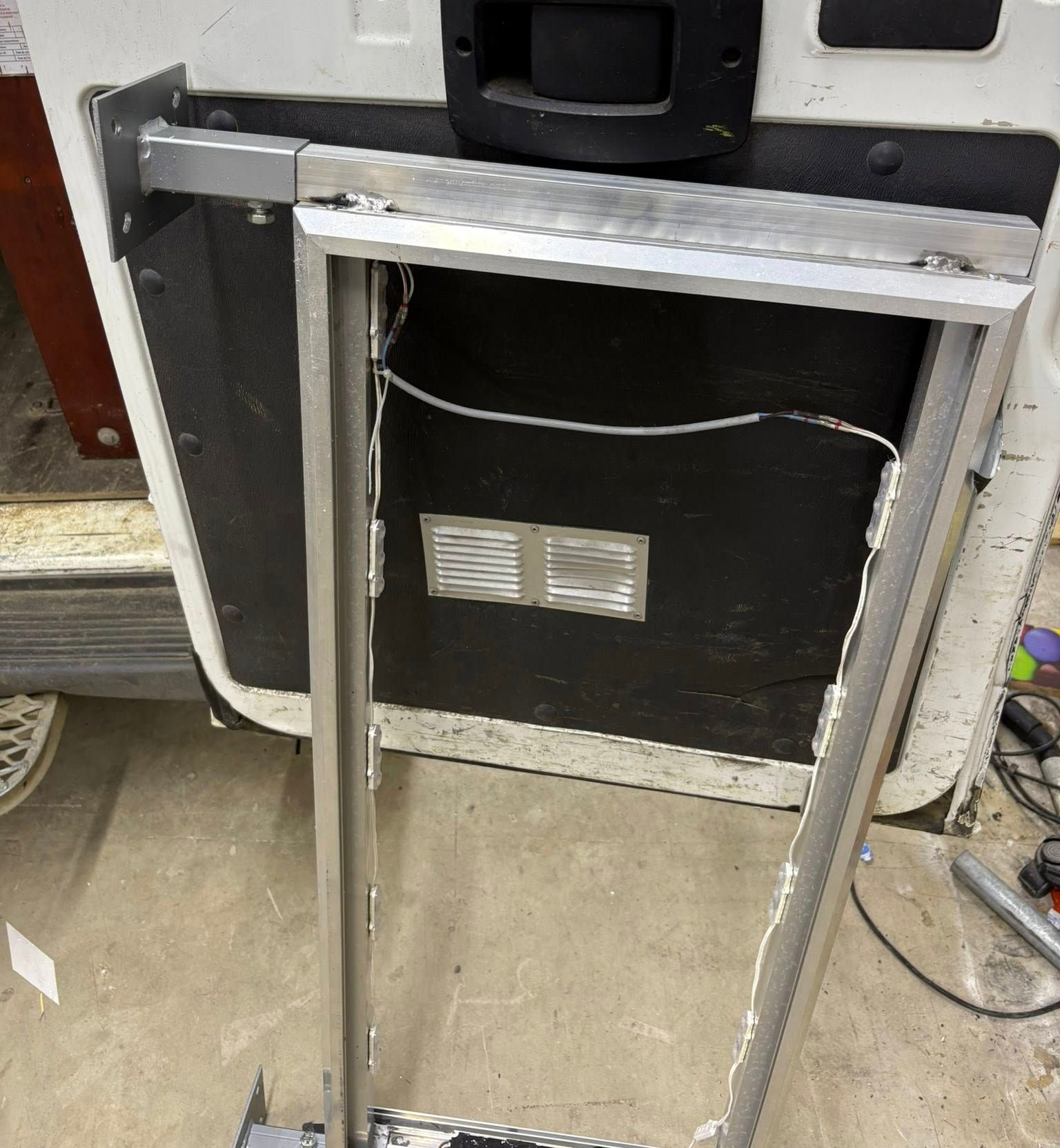 Cadre en aluminium avec composants intérieurs apparents.