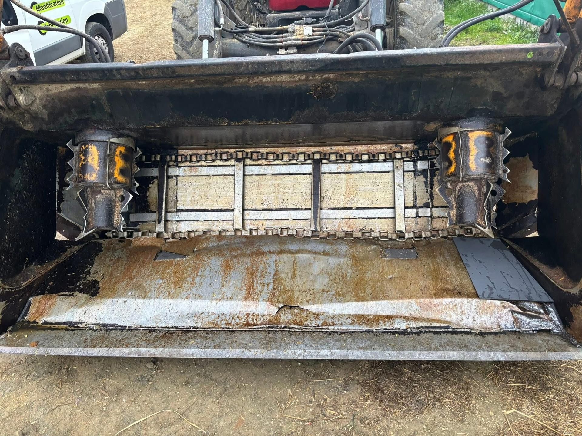 Gros plan sur l'intérieur d'un godet de tracteur.