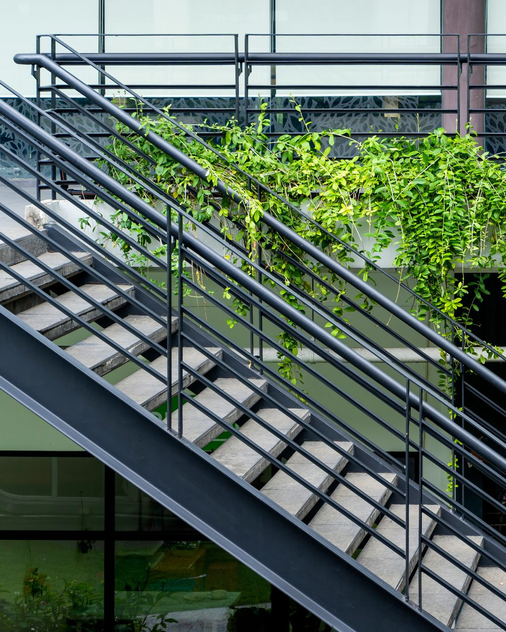 Escalier extérieur en métal avec marches en béton.