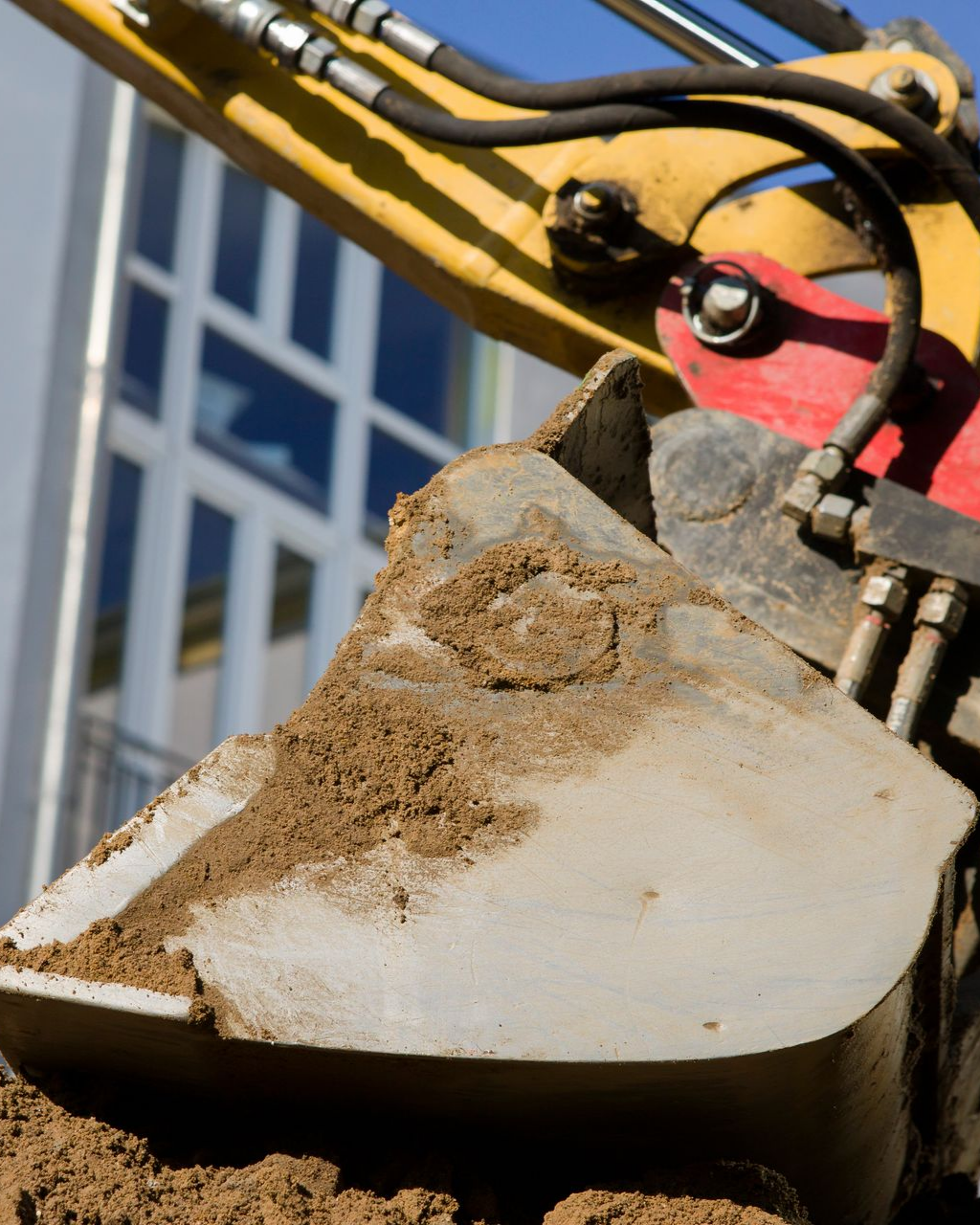 Godet d'excavatrice rempli de terre.
