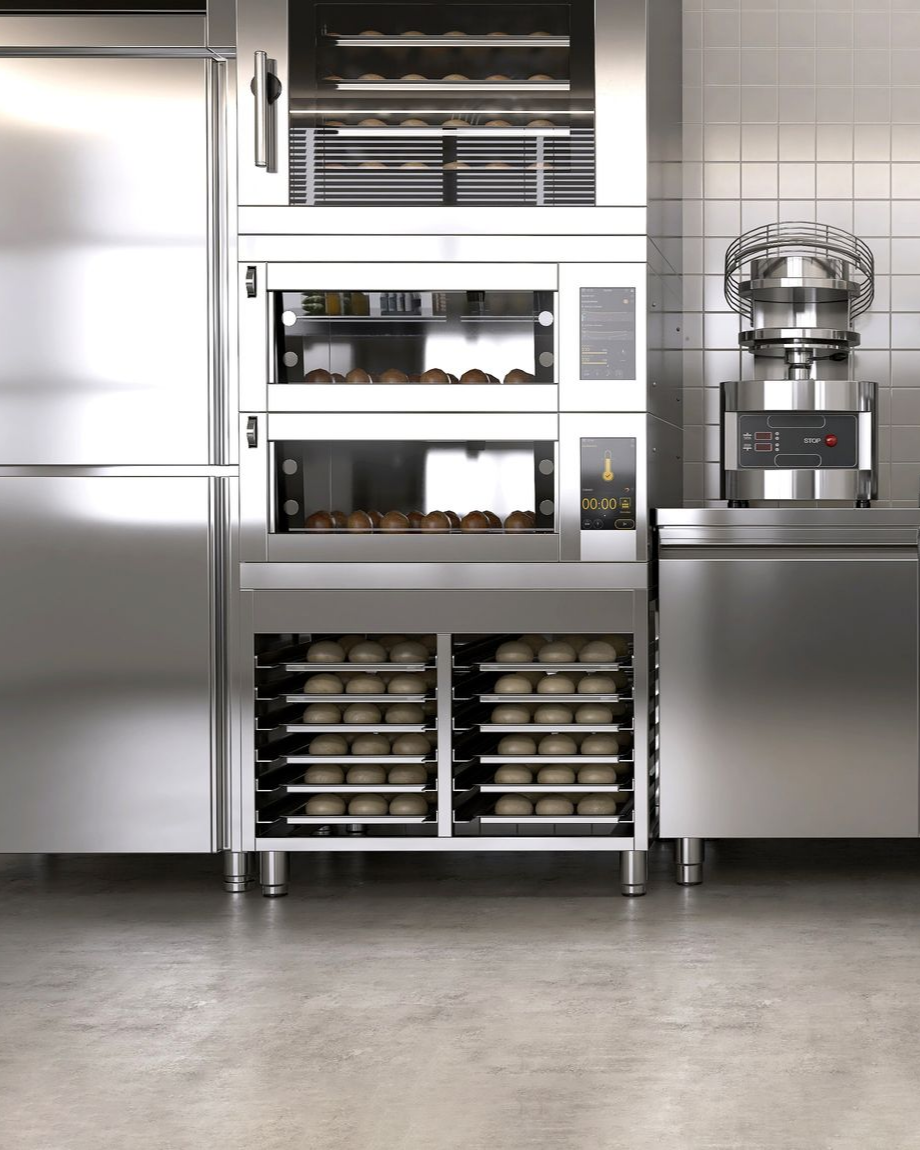 Équipements de cuisine en inox : réfrigérateur, four et armoire.