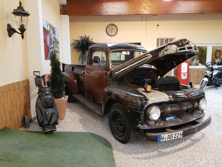 Oldtimer in der Ausstellung bei Lopez Automobile in Wuppertal