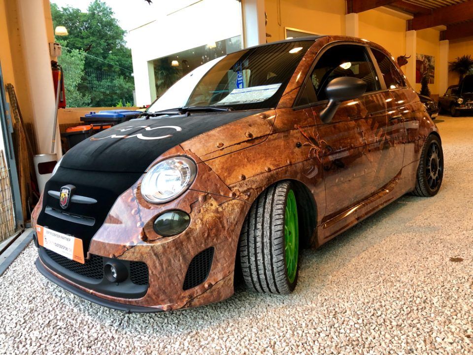 tiefergelegter Wagen in Holzoptik in der Ausstellung bei Lopez Automobile in Wuppertal