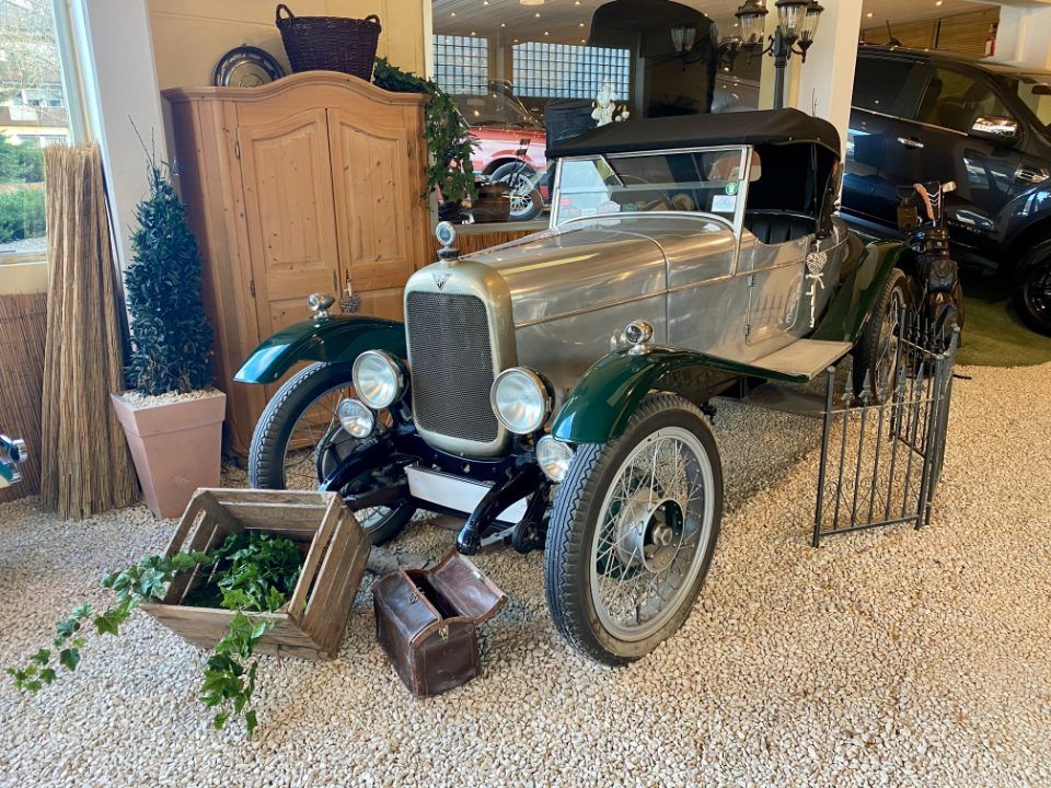 besonderer Oldtimer in der Ausstellung bei Lopez Automobile in Wuppertal