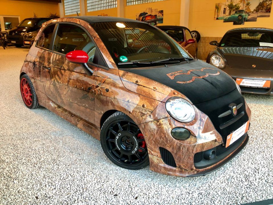 tiefergelegter Wagen in Holzoptik in der Ausstellung bei Lopez Automobile in Wuppertal