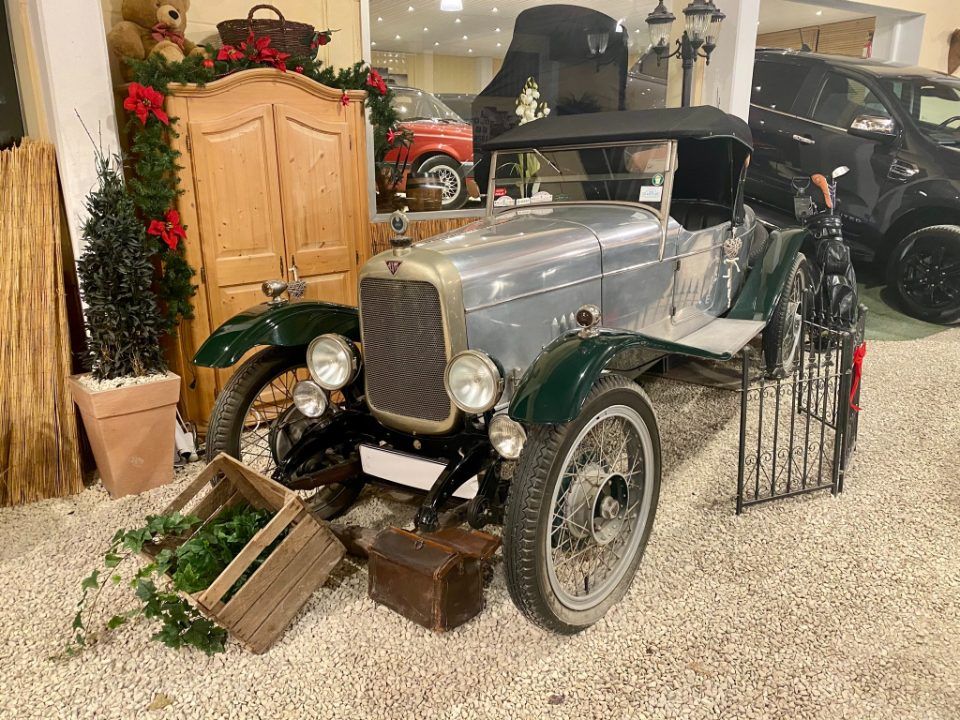 besonderer Oldtimer in der Ausstellung bei Lopez Automobile in Wuppertal