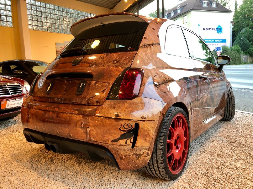 tiefergelegter Wagen in Holzoptik in der Ausstellung bei Lopez Automobile in Wuppertal