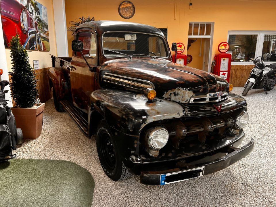 Oldtimer-Pickup in der Ausstellung bei Lopez Automobile in Wuppertal