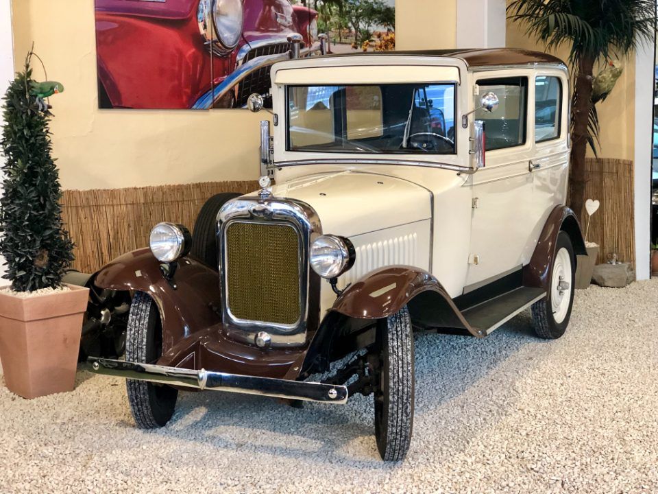 besonderer Oldtimer in der Ausstellung bei Lopez Automobile in Wuppertal
