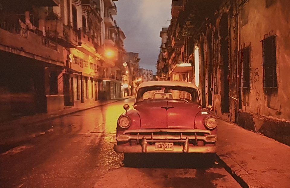 altes Foto von Oldtimer in einer Straße