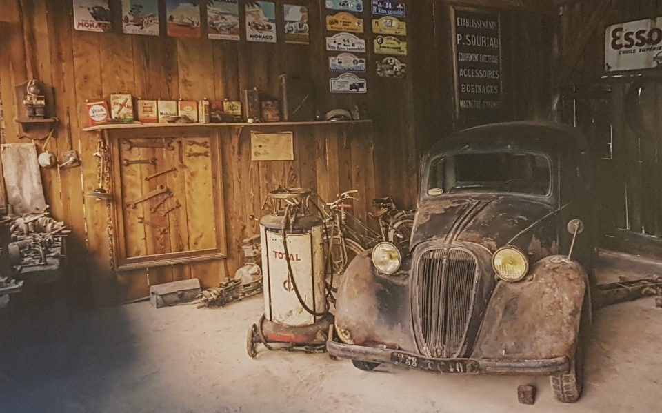 Oldtimer in alter Werkstatt