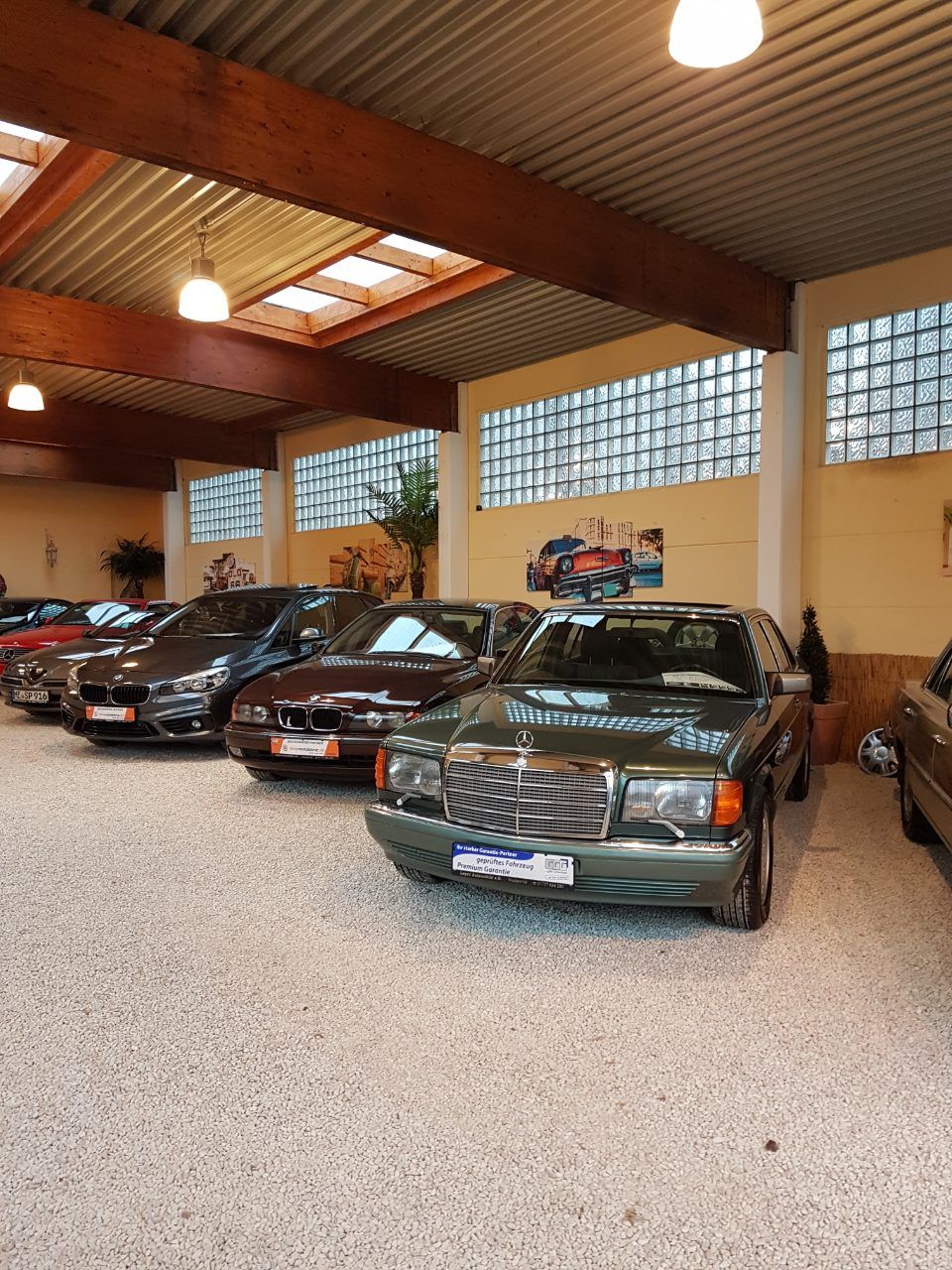 Ausstellungsraum mit Oldtimern bei Lopez Automobile in Wuppertal