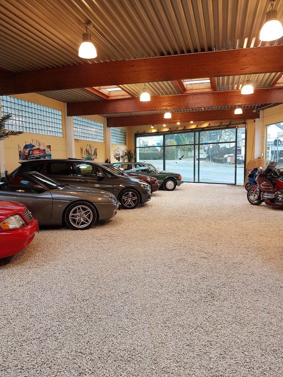 Ausstellungsraum mit Oldtimern bei Lopez Automobile in Wuppertal