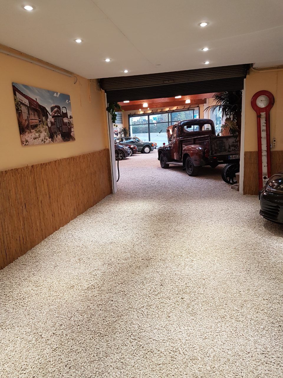 Ausstellungsraum mit Oldtimern bei Lopez Automobile in Wuppertal