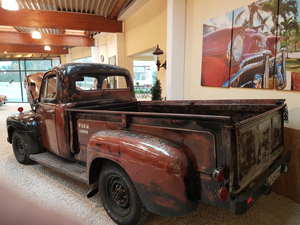 Oldtimer-Pickup in der Ausstellung bei Lopez Automobile in Wuppertal