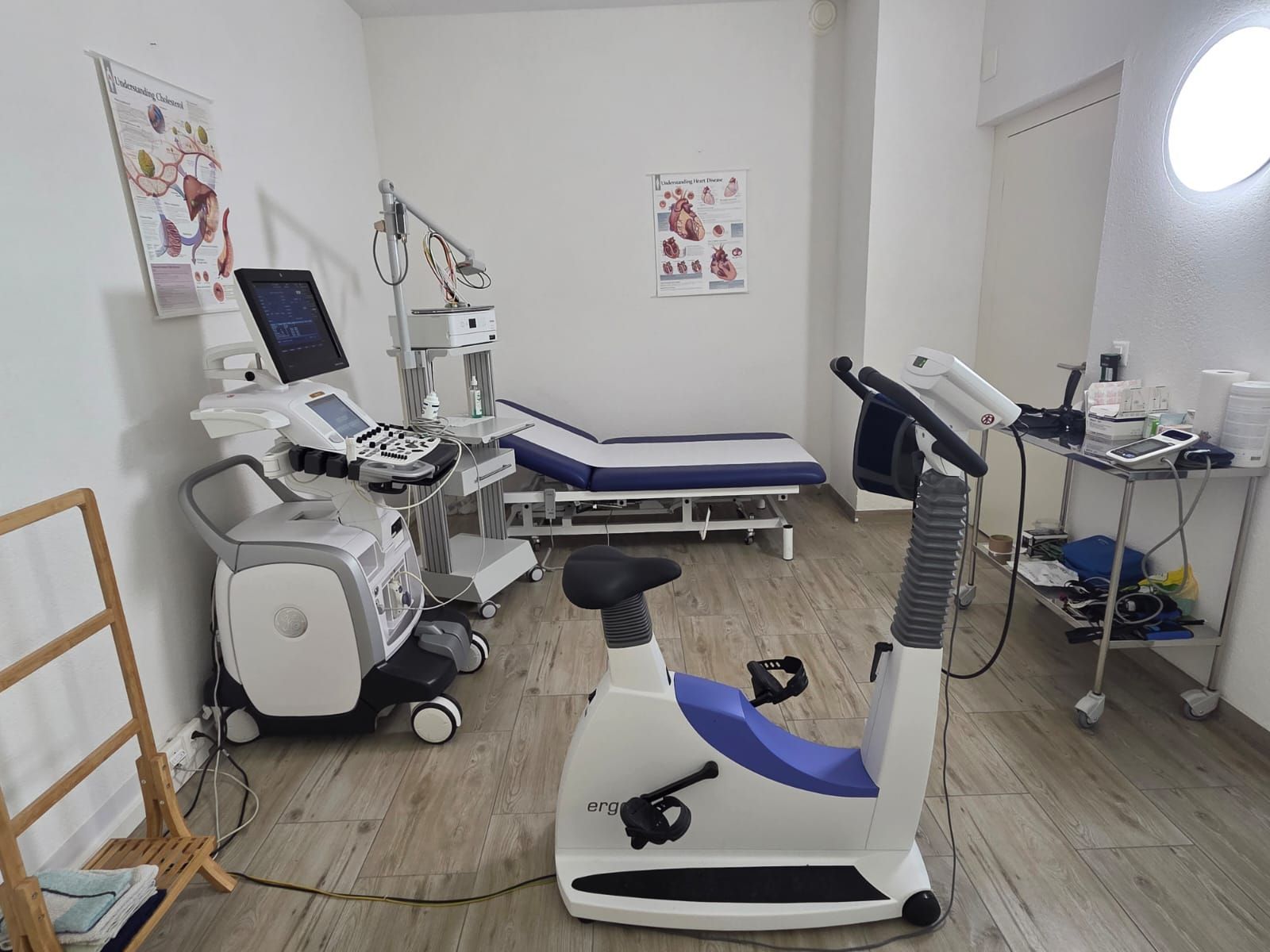 Personne subissant un électrocardiogramme (ECG) avec des électrodes fixées sur la poitrine