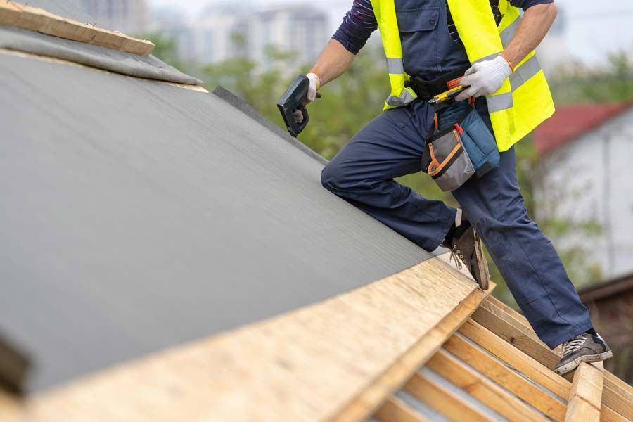 Mise en place d'une protection thermique par un couvreur sur une toiture