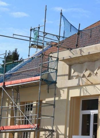 Façade d'une maison en cours de rénovation