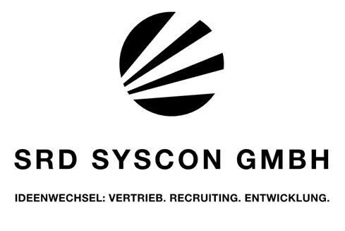 Lars Zimmermann steht vor dem Schild von der Zentrale von F.REYHER Nachf. GmbH & Co. KG