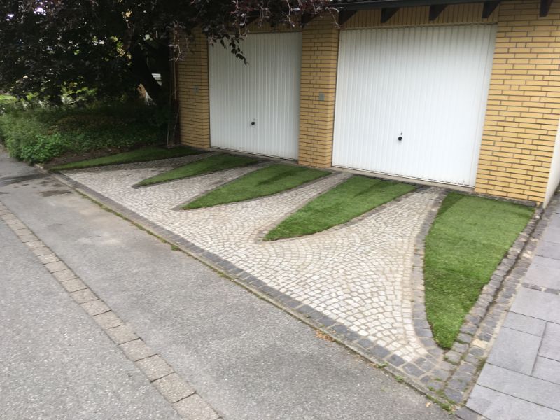 Steine und Rasen vor Garagen