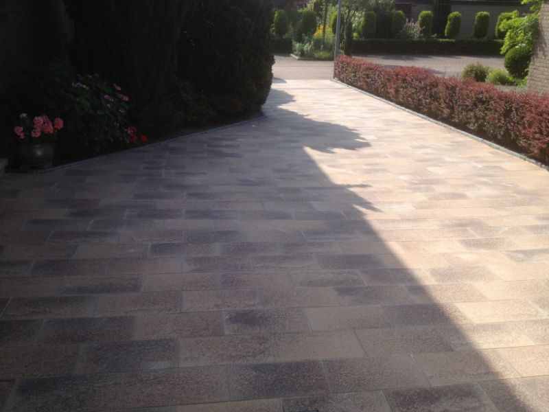 gepflasteter Weg vorm Haus