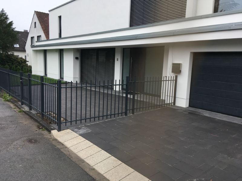 neuer Zaun vor einem Haus