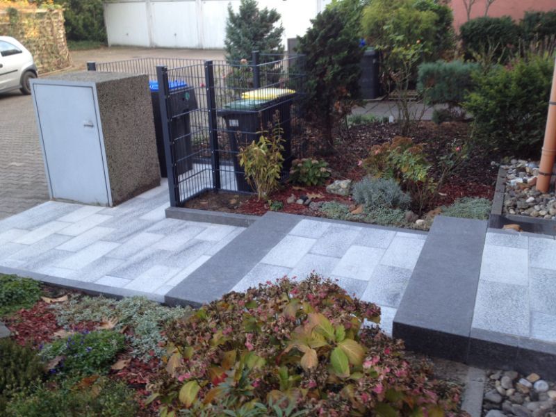 neuer Treppen-Eingang vorm Haus