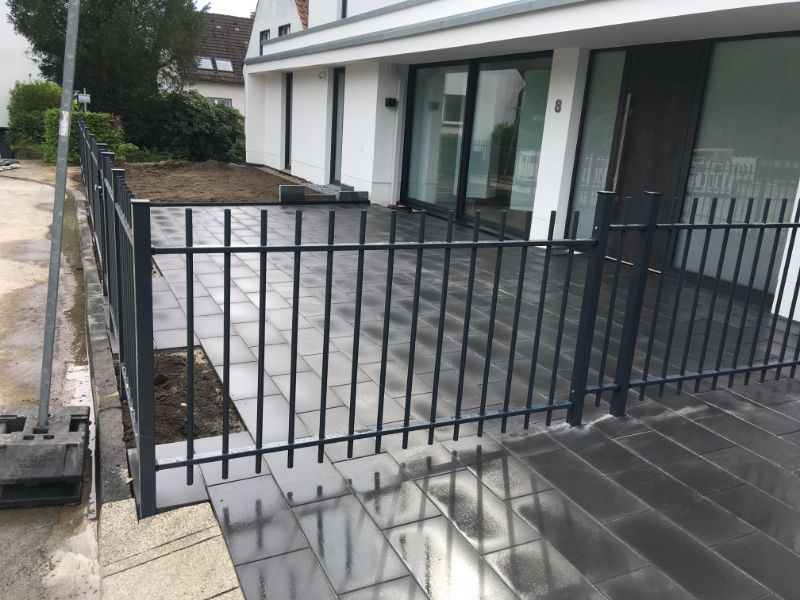 neuer Zaun vor einem Haus