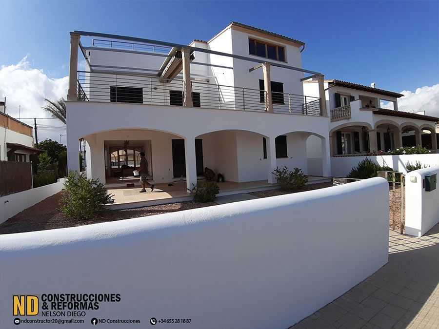 Construcciones & Reformas está construyendo una gran casa blanca.