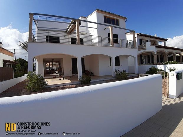Construcciones & Reformas está construyendo una gran casa blanca.