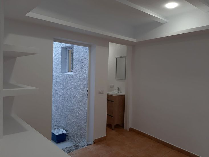 Una habitación con un lavabo y un espejo.